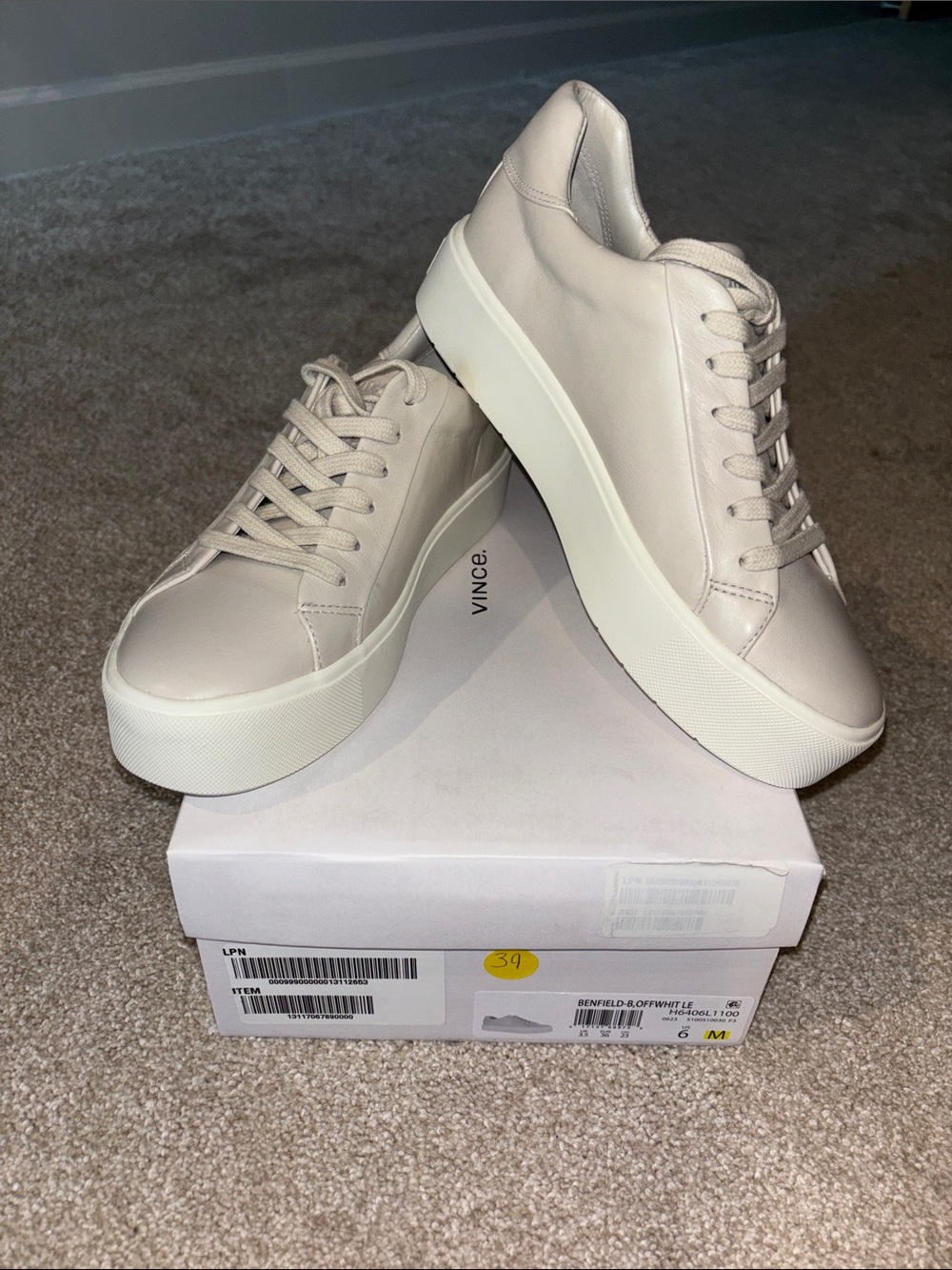 New in box size 6 VINCE Benfield off white sneaker